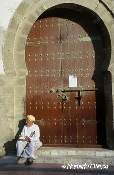 081marruecos 2003-essaouira-anciano y puerta